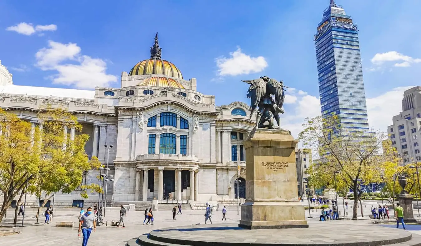 Mexico City, Meksika'daki tarihi binaların yakınında güneşli bir günün tadını çıkaran insanlar