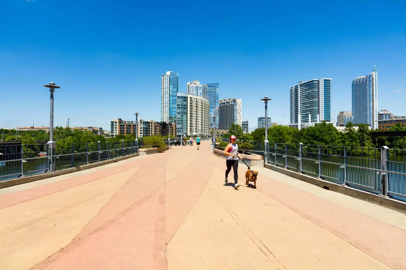 Folk udenfor nyder det varme vejr i Austin, Texas