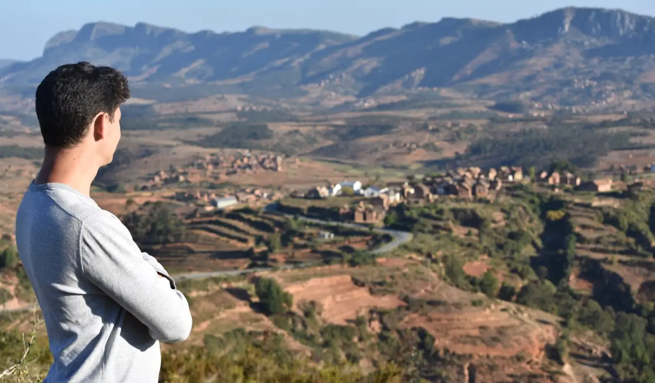 Il nomade Matt posa per una foto mentre guarda l'orizzonte in Madagascar