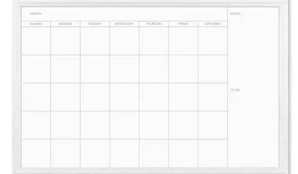Un calendario da parete bianco con pennarelli cancellabili a secco