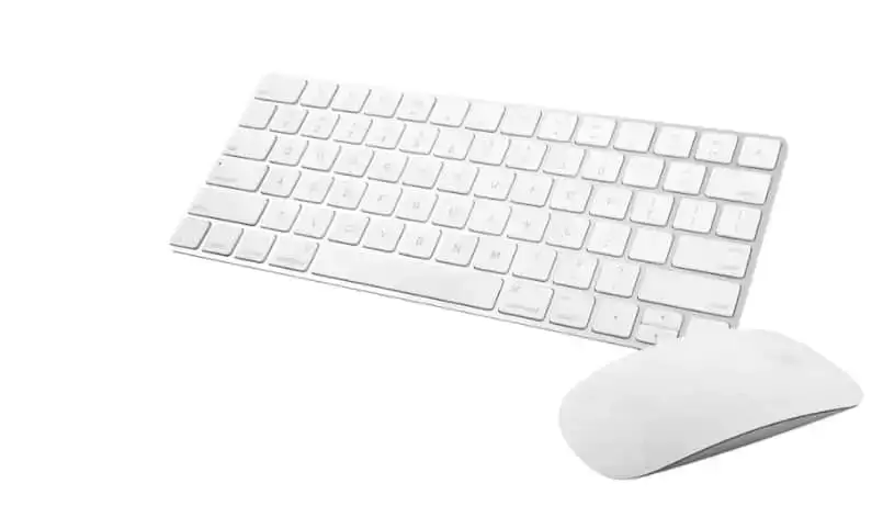 Un mouse fără fir și o tastatură Apple