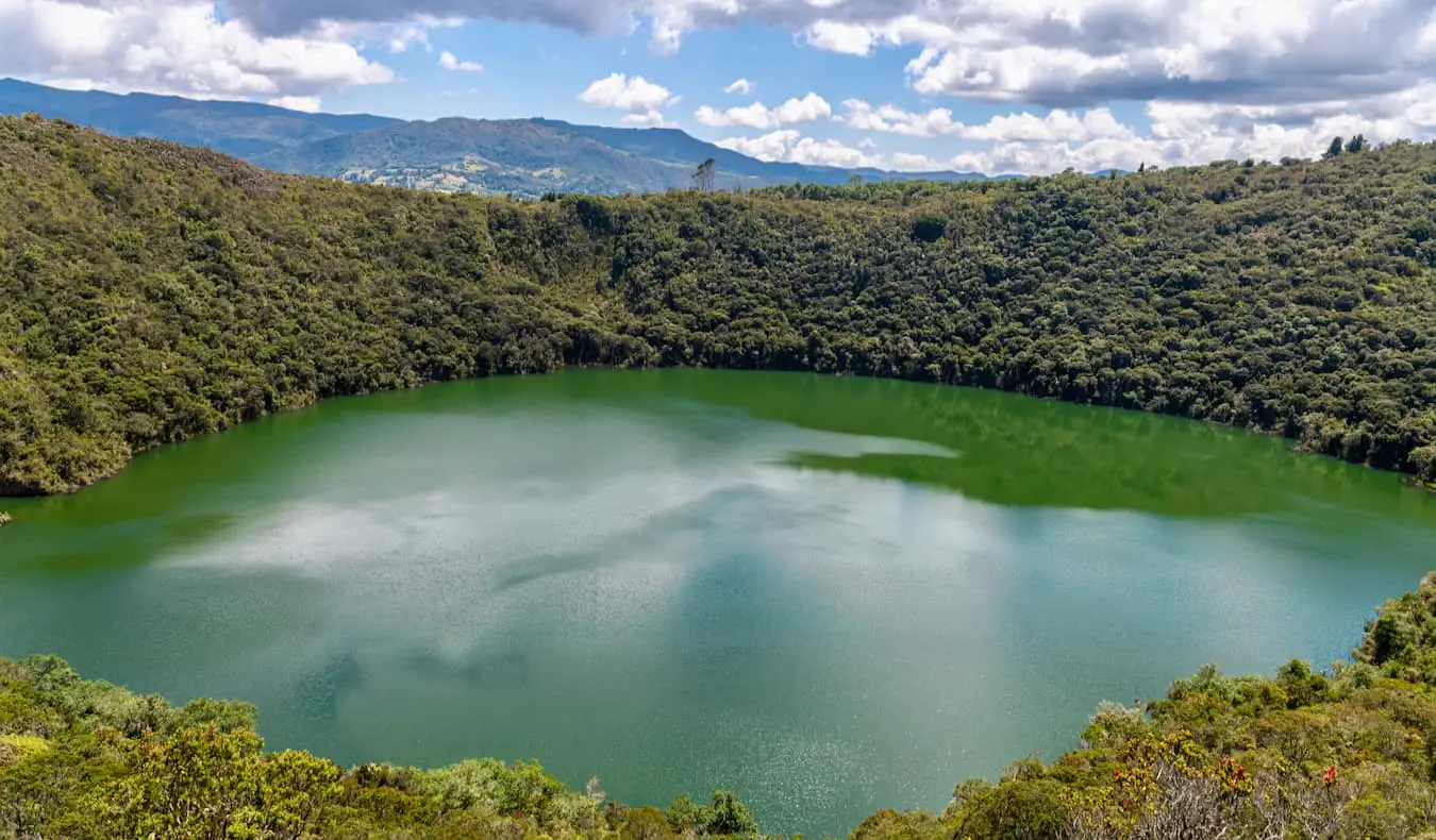 Bangunan berwarna terang menghiasi jalan di kawasan kejiranan bersejarah La Candelaria di Bogotá, Colombia