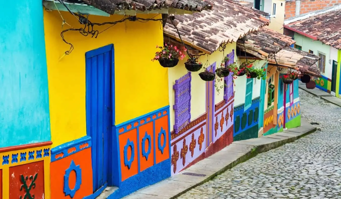 Mga makukulay na bahay sa kahabaan ng maburol na cobblestone street sa Bogota, Colombia