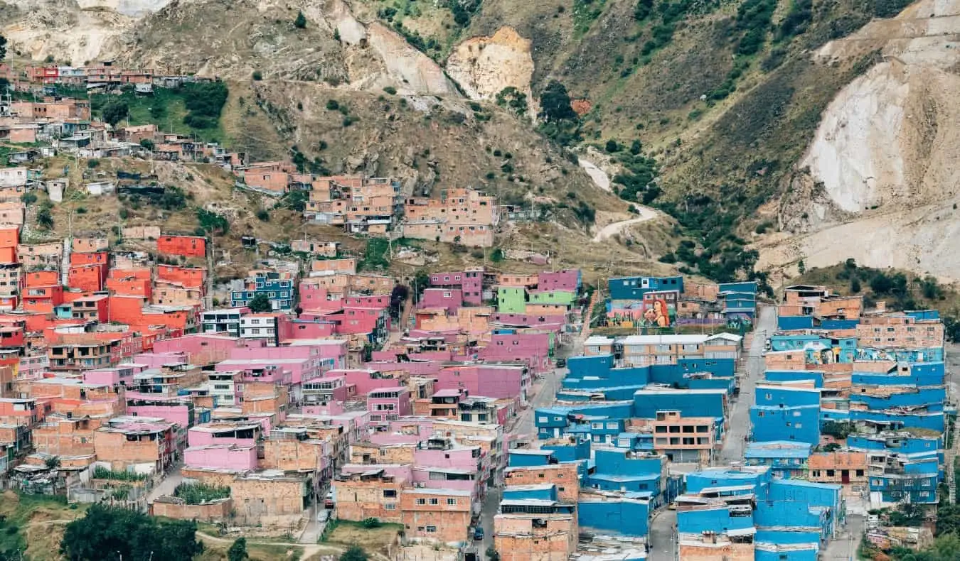 Makukulay na shantytown sa gilid ng burol sa lungsod ng Bogota, Colombia