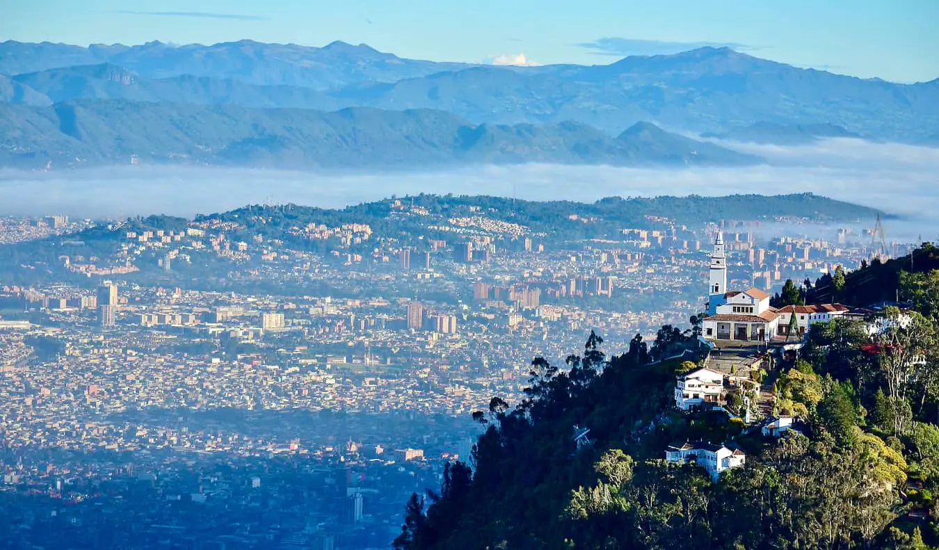 Den höga skyline av Bogota, Colombia sett från en naturskön utsikt över de gröna kullarna i närheten