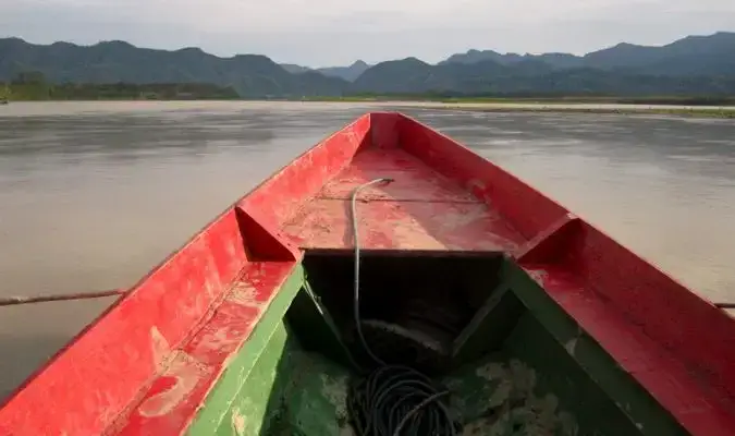 ปลายเรือแคนูสีแดงลอยไปตามป่าฝนอเมซอนในโบลิเวีย