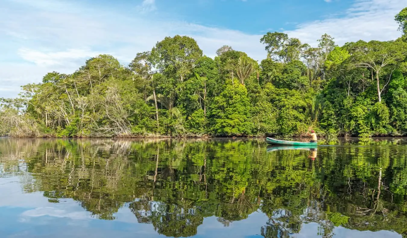 เรือแคนูลำเดียวในแม่น้ำที่คดเคี้ยวของอเมซอนในโบลิเวีย