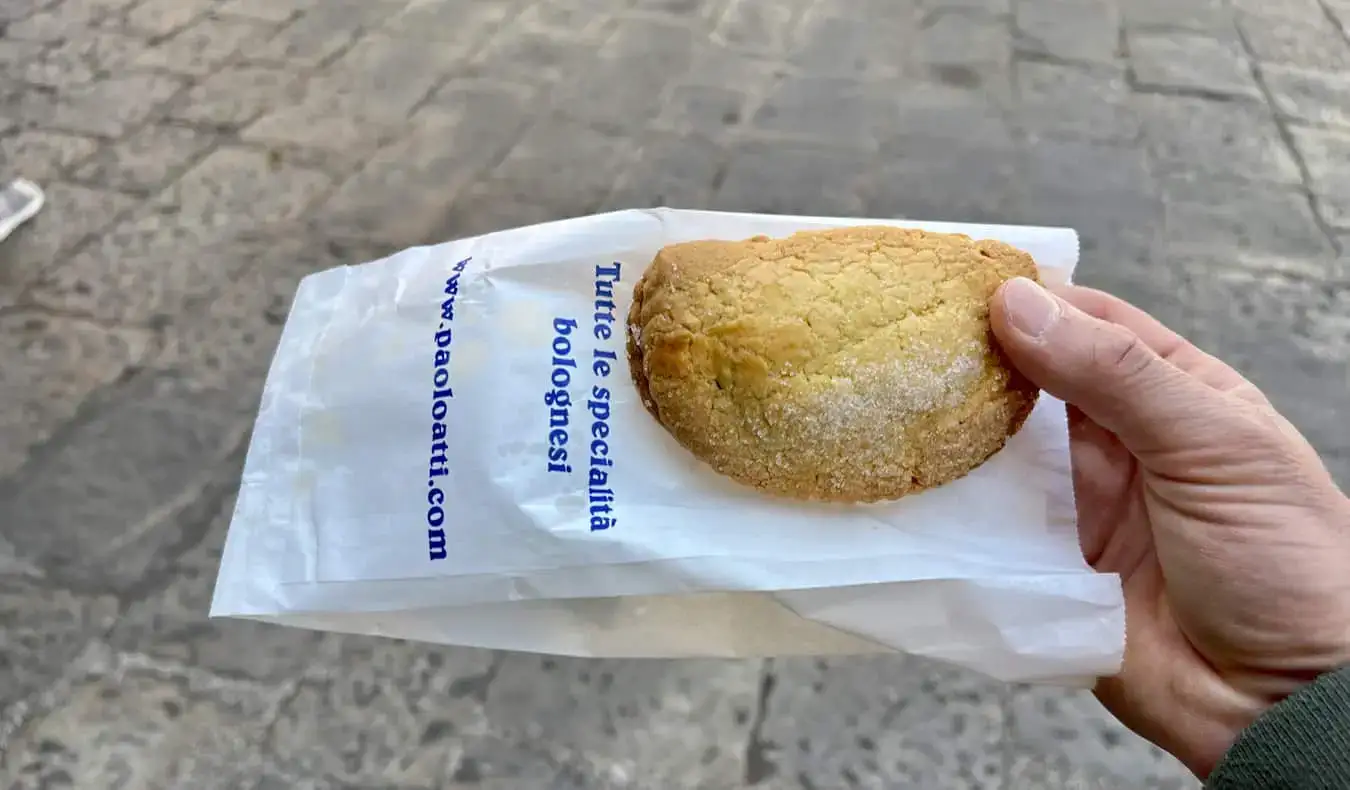 Una pequeña pastelería en las calles de Bolonia, Italia