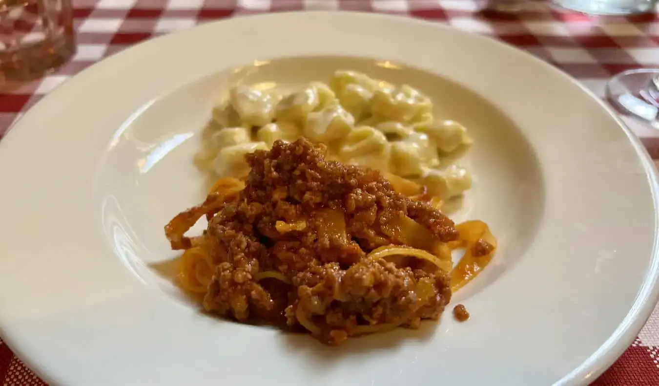 En velsmagende tallerken pasta i Bologna, Italien