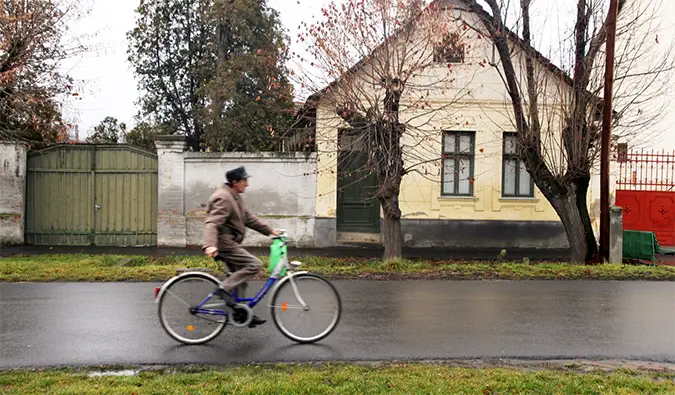 ein Mann auf einem Fahrrad in Mezöberény