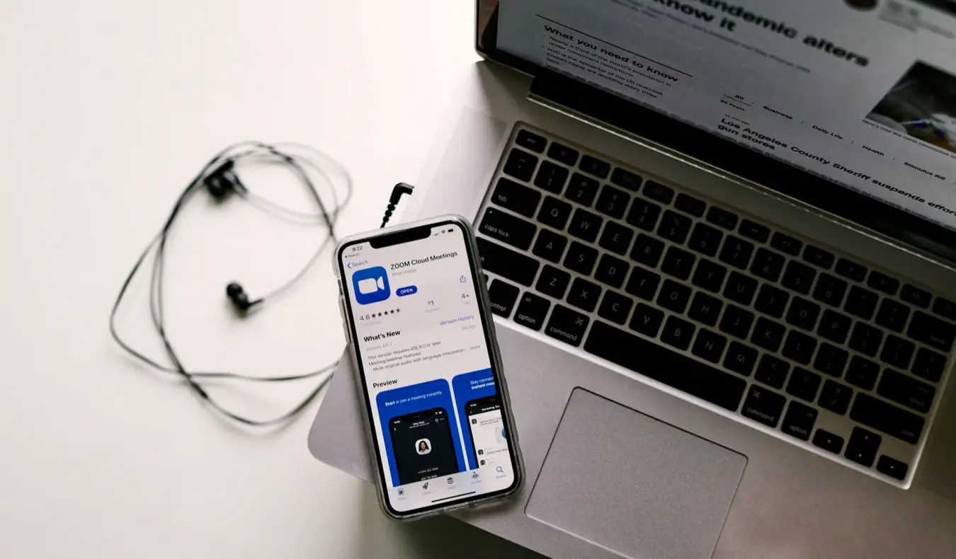 Download dell'app per videoconferenze Zoom su uno smartphone