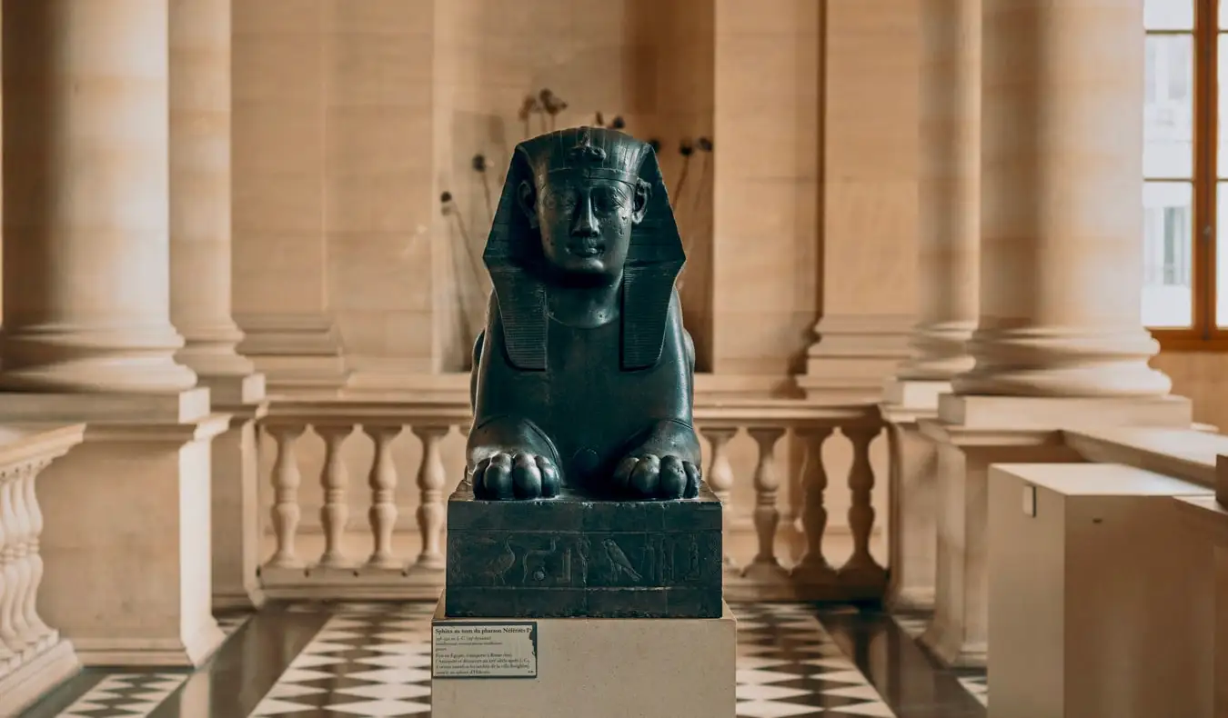 Uma estátua de esfinge no museu do Louvre, Paris