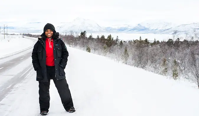 Lola Akerstrom at isang nalalatagan ng niyebe na tagpo sa taglamig sa Northern Sweden