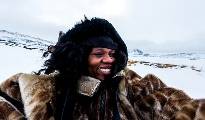 Ang photographer sa paglalakbay at manunulat na si Lola A. Akerstrom ay nagpa-pose para sa isang larawan sa Northern Sweden sa panahon ng taglamig