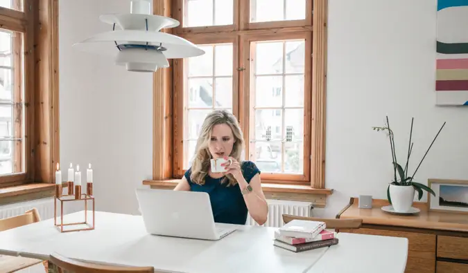 A autora de best-sellers Helen Russell trabalhando em seu laptop