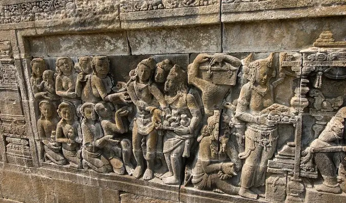 Las antiguas tallas de piedra en Borobudur en Indonesia