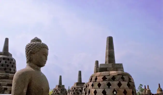 Eine verwitterte Buddha-Statue in Borobudur in Indonesien