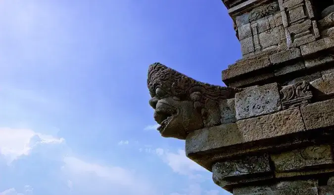 Een van de vele oude stenen beelden in Borobudur in Indonesië