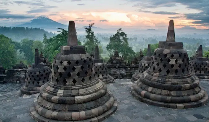 Uma estátua desgastada em Borobudur, na Indonésia