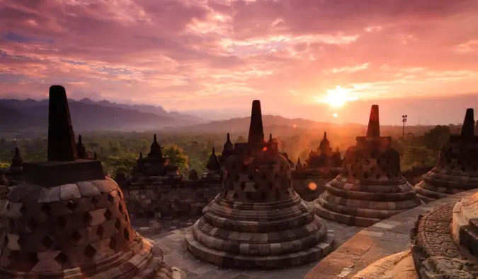 úžasná fotografia Borobuduru pri východe slnka