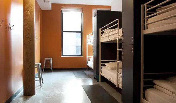 Kamar asrama yang bersih dan nyaman di hostel HI Boston