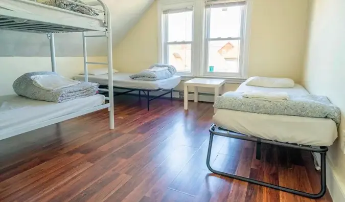 Tempat tidur susun dan tempat tidur single di kamar asrama di Homestel di Boston