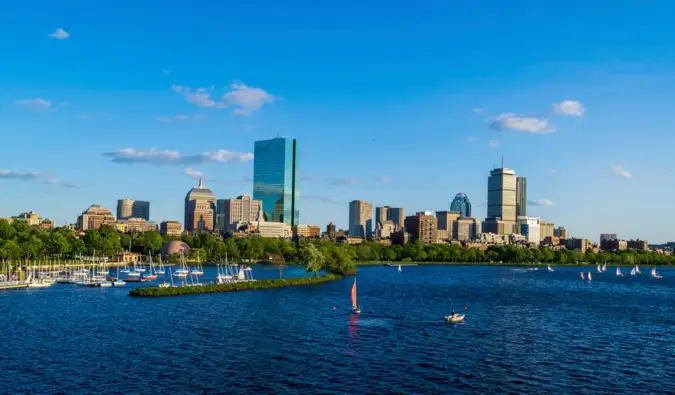 Panorama Bostonu při pohledu z řeky za jasného letního dne