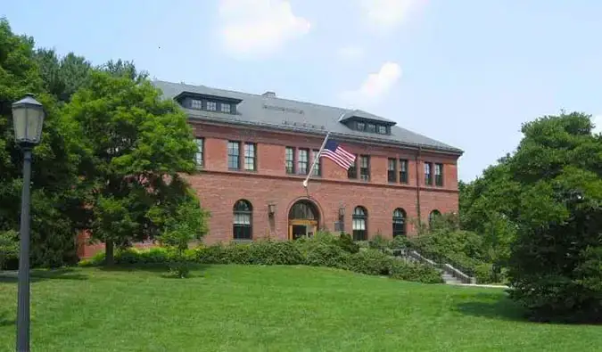 A grama verde ao redor do Arnold Arboretum em Boston