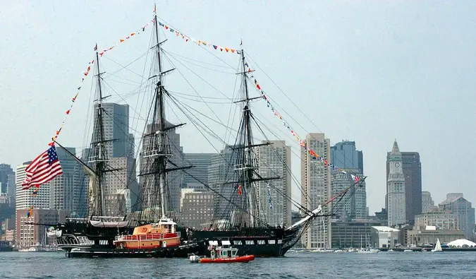 Boston limanındaki USS Anayasası