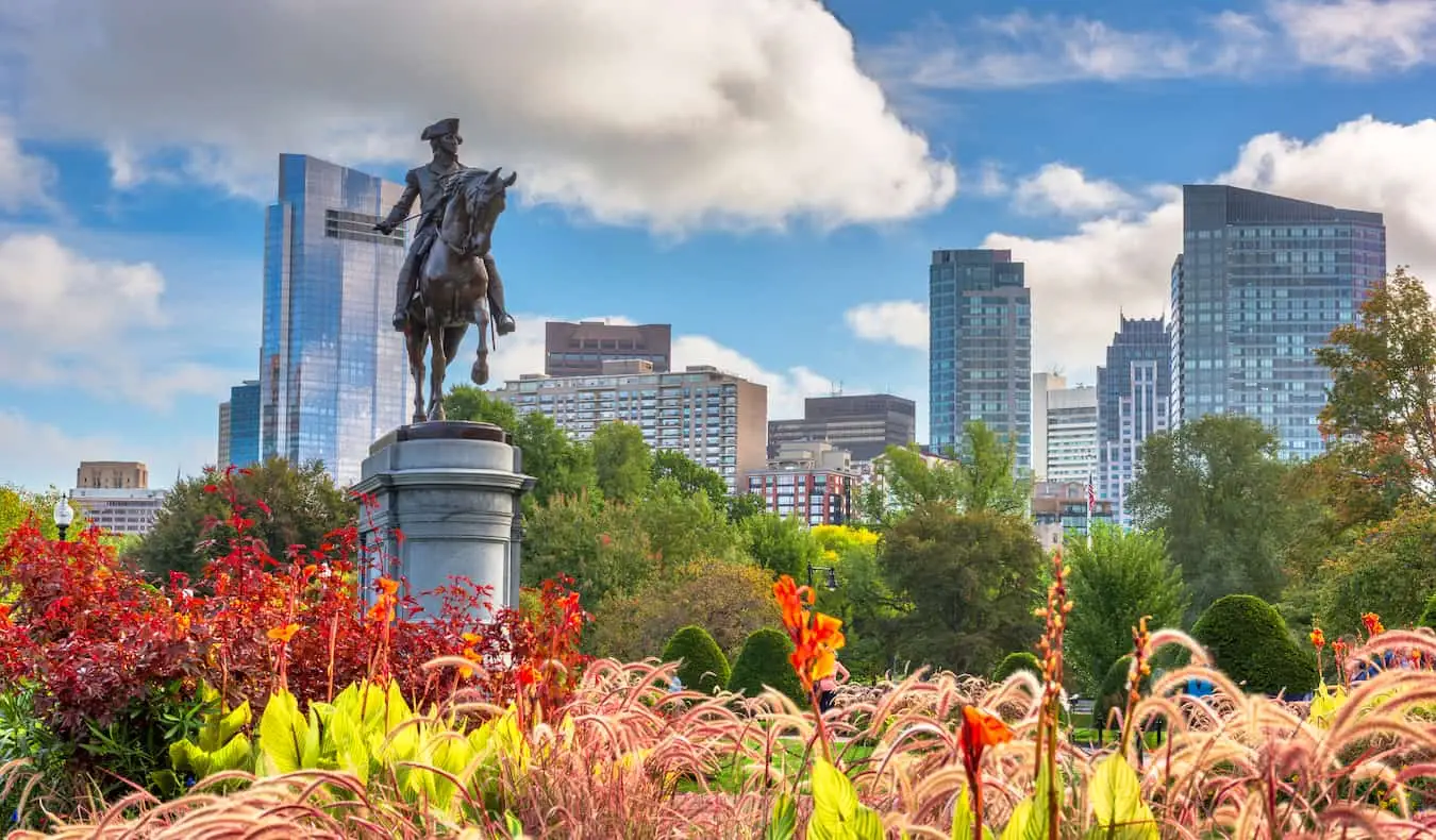 une journée ensoleillée au centre-ville de Boston lors d'une visite à pied de la ville