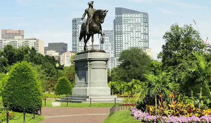 Güneşli bir yaz gününde yeşil ve yemyeşil Boston Common