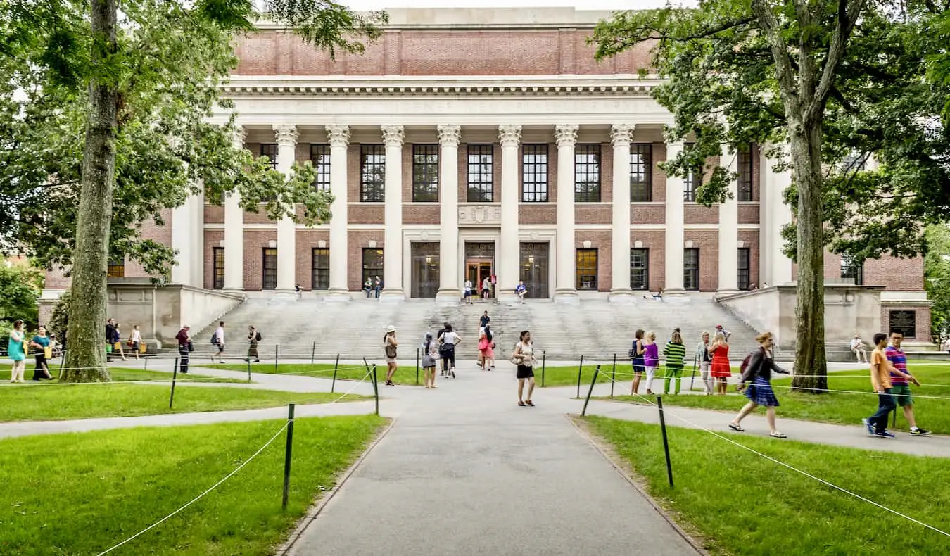 Ludzie chodzą po kampusie na Harvardzie w Bostonie, USA