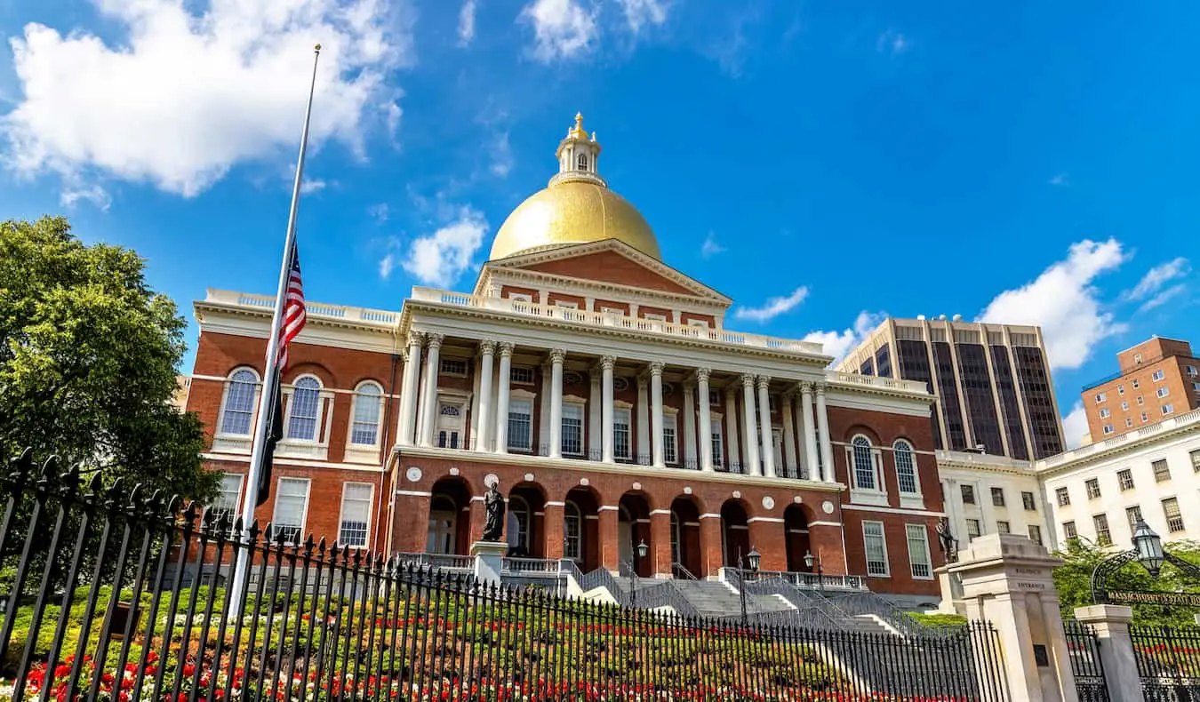 El icónico salón estatal con su brillante techo dorado en Boston, EE.UU.