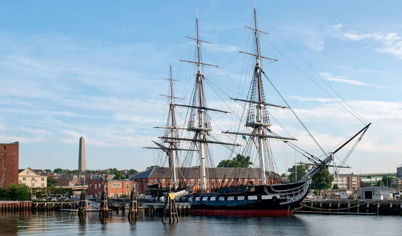 Det historiska USS Constitution-fartyget lade till i Boston, USA