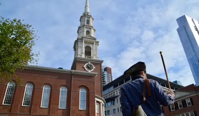 Ein historischer Schauspieler, der an einem sonnigen Sommertag einen Rundgang durch Boston, USA, leitet