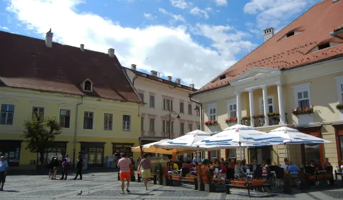 Živahen tržni trg v Romuniji na sončen poletni dan