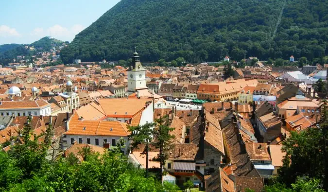 Očarljivo mesto Brasov, obdano z zelenimi gozdovi in ​​gorami