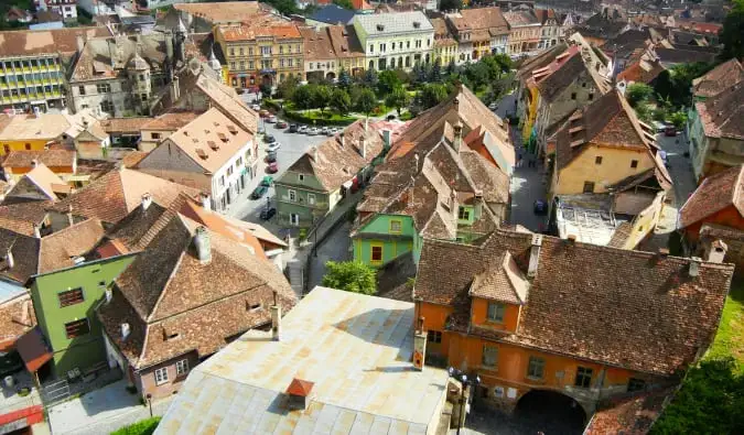 Daudzas mazas, tradicionālas mājas Rumānijas Transilvānijas reģionā