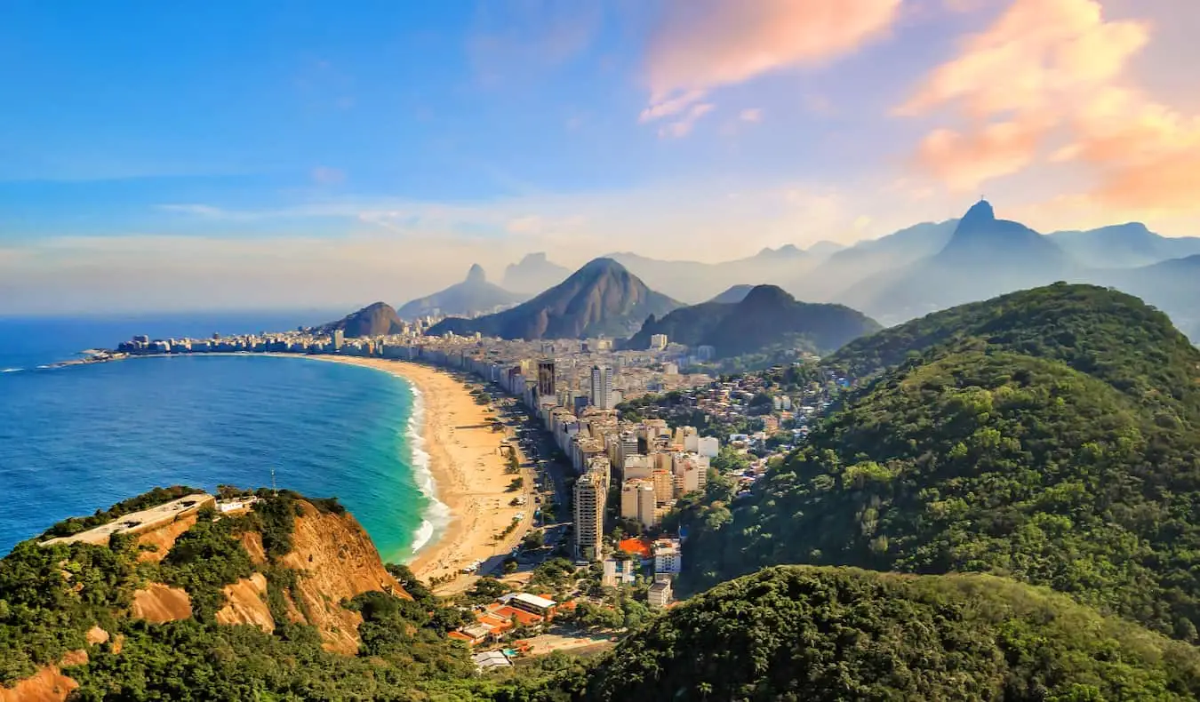 La splendida vista sulla città di Rio in Brasile con lussureggianti montagne ondulate sullo sfondo