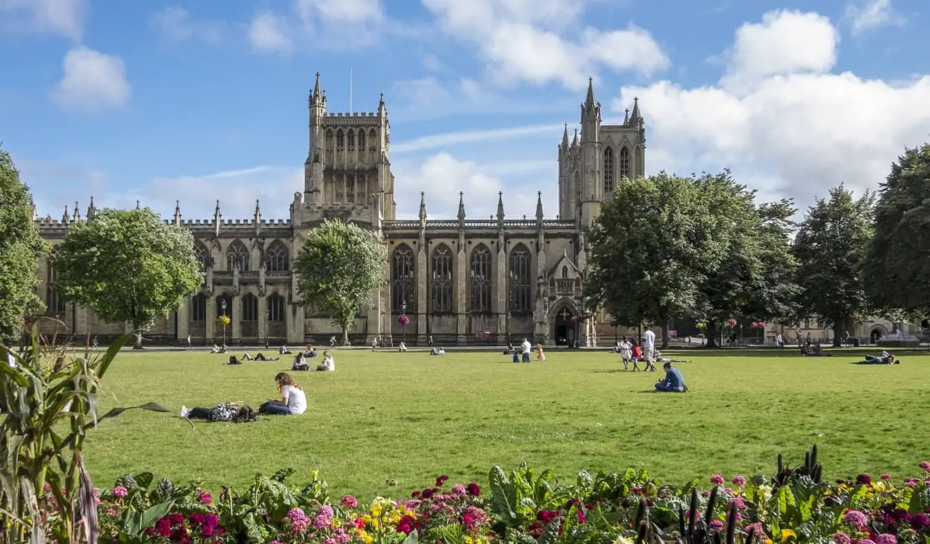 Het uitgestrekte terrein en de tuinen van de kathedraal van Bristol in Bristol, Verenigd Koninkrijk