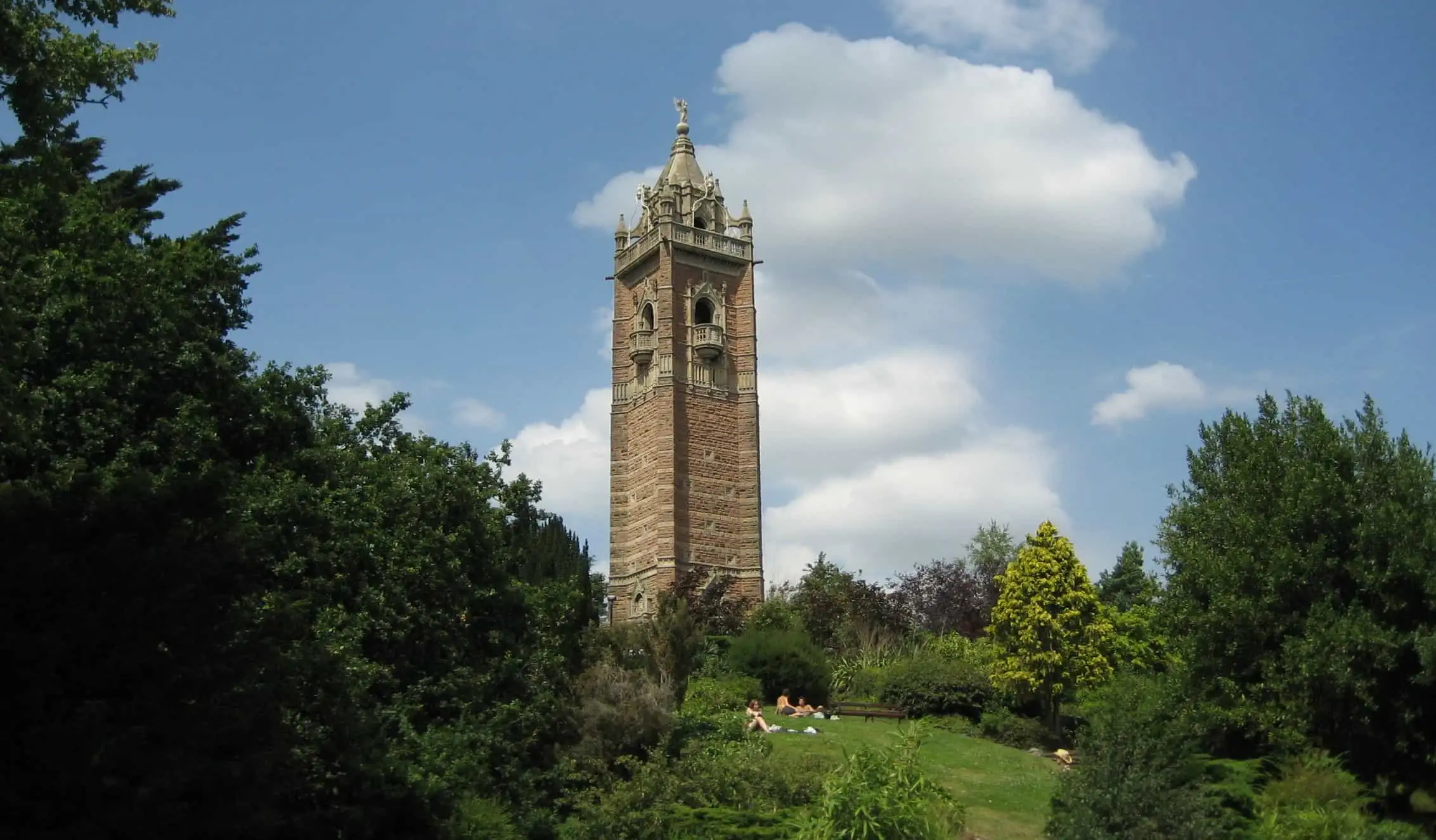 Cabot Tower an einem Sommertag durch die umliegenden Bäume in Bristol, Großbritannien gesehen