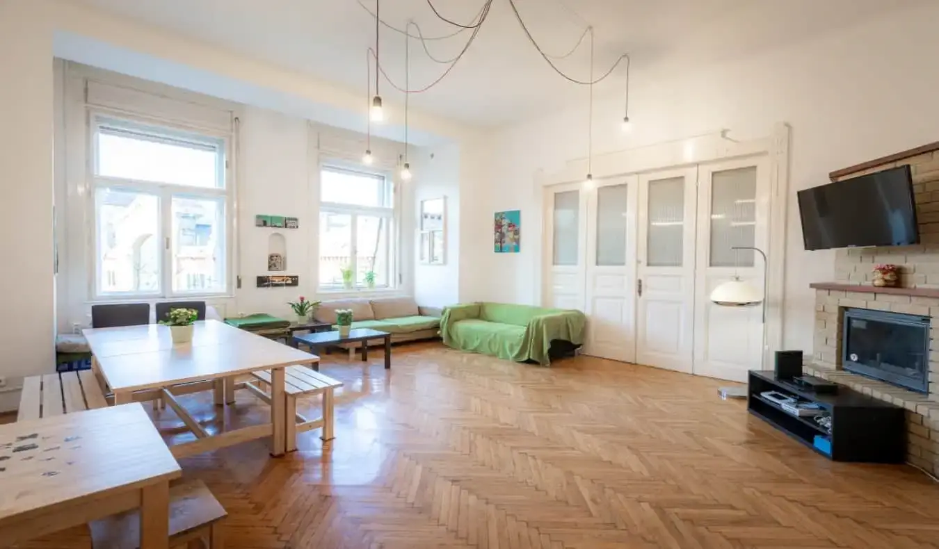 Ruang bersama yang terang benderang dengan sofa dan meja di Spicy Hostel di Budapest