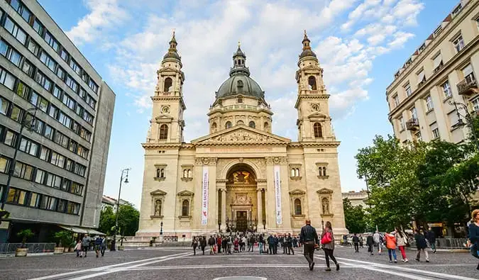 Budapeşte'de tarihi bir kilise ve meydan