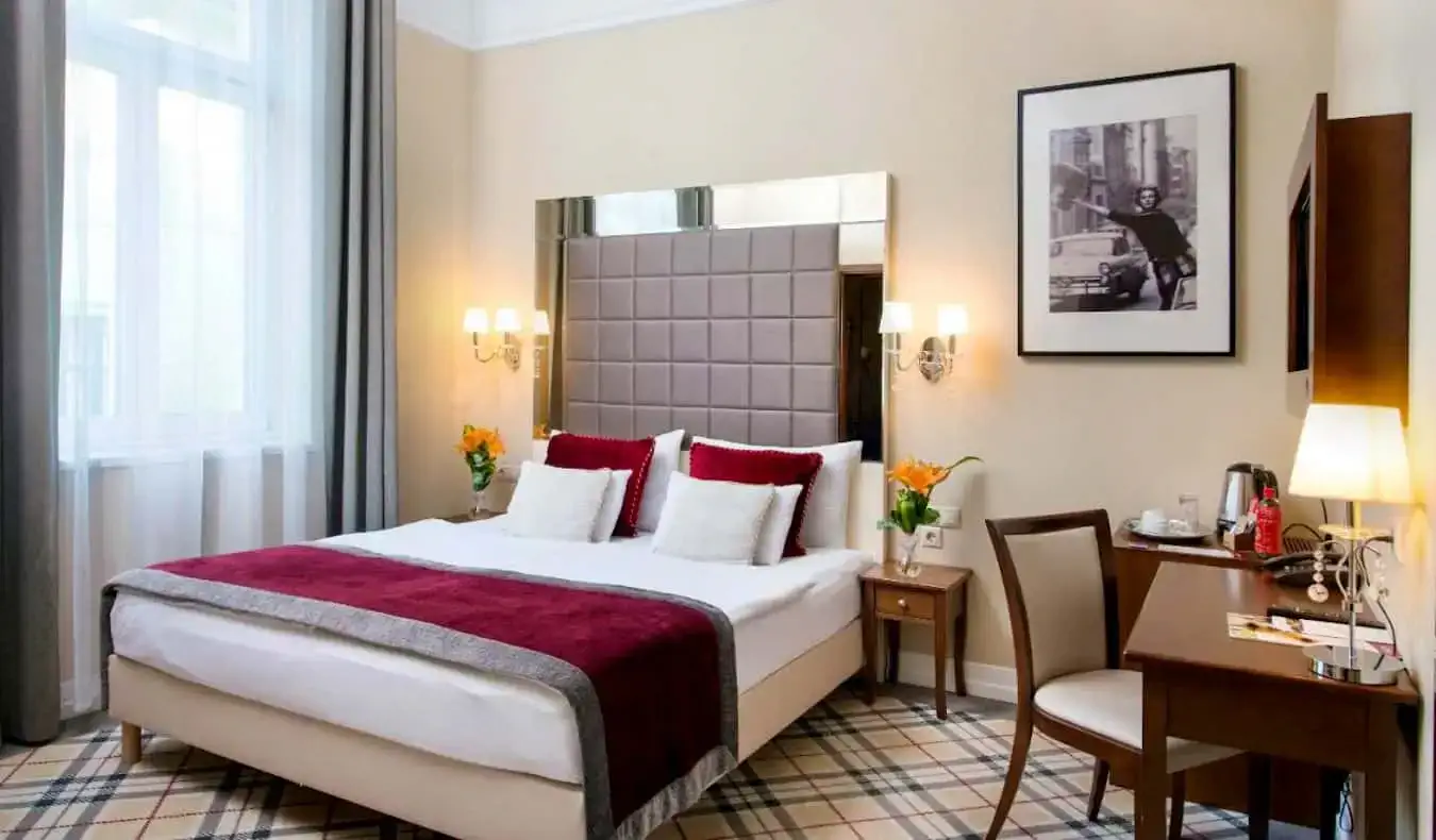 Um quarto de hotel simples, mas confortável, no Mirage Medic Hotel em Budapeste, Hungria