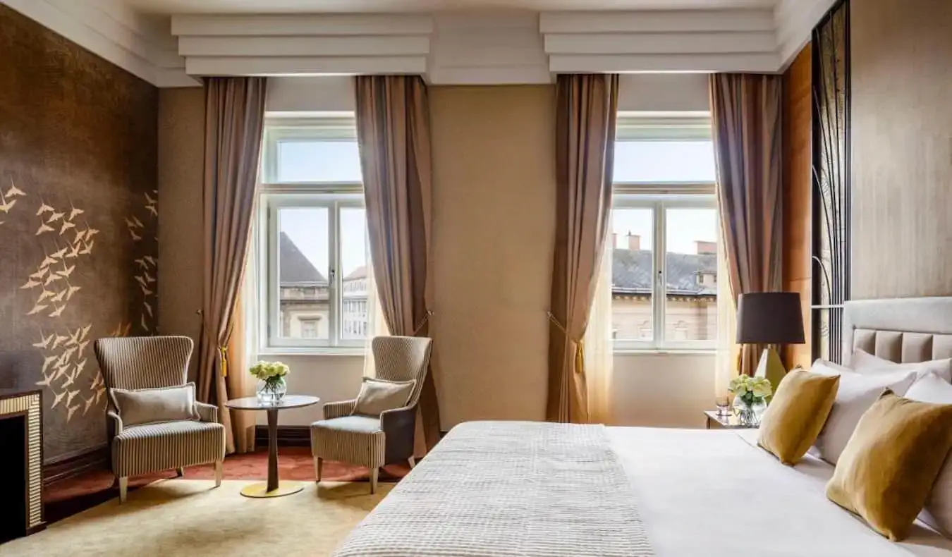 Une chambre d'hôtel massive et luxueuse à l'hôtel Anantara NY Palace à Budapest, en Hongrie