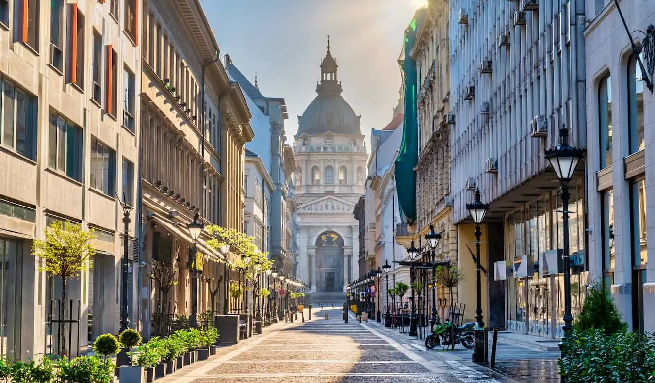 En lugn gata i det historiska centrum av vackra Budapest, Ungern efter soluppgången