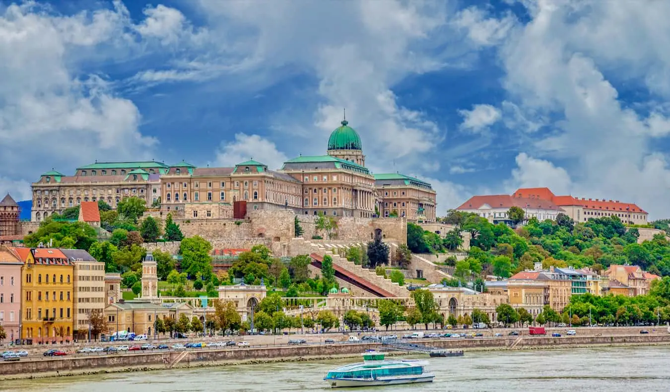 Det massive Buda-slottet på bakken nær Donau-elven i Budapest, Ungarn