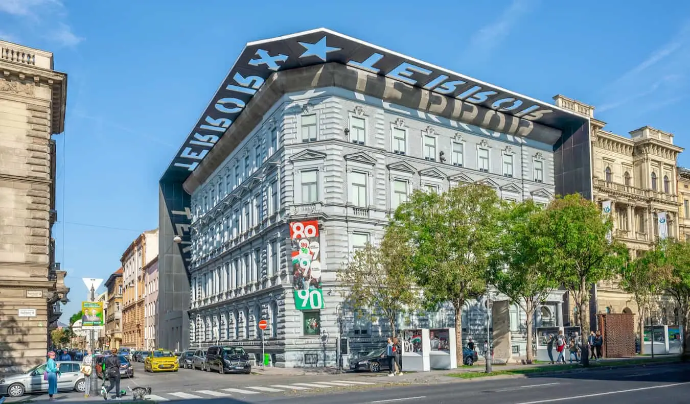 Le bâtiment du Musée de la Terreur dans le quartier de Terézváros à Budapest, en Hongrie