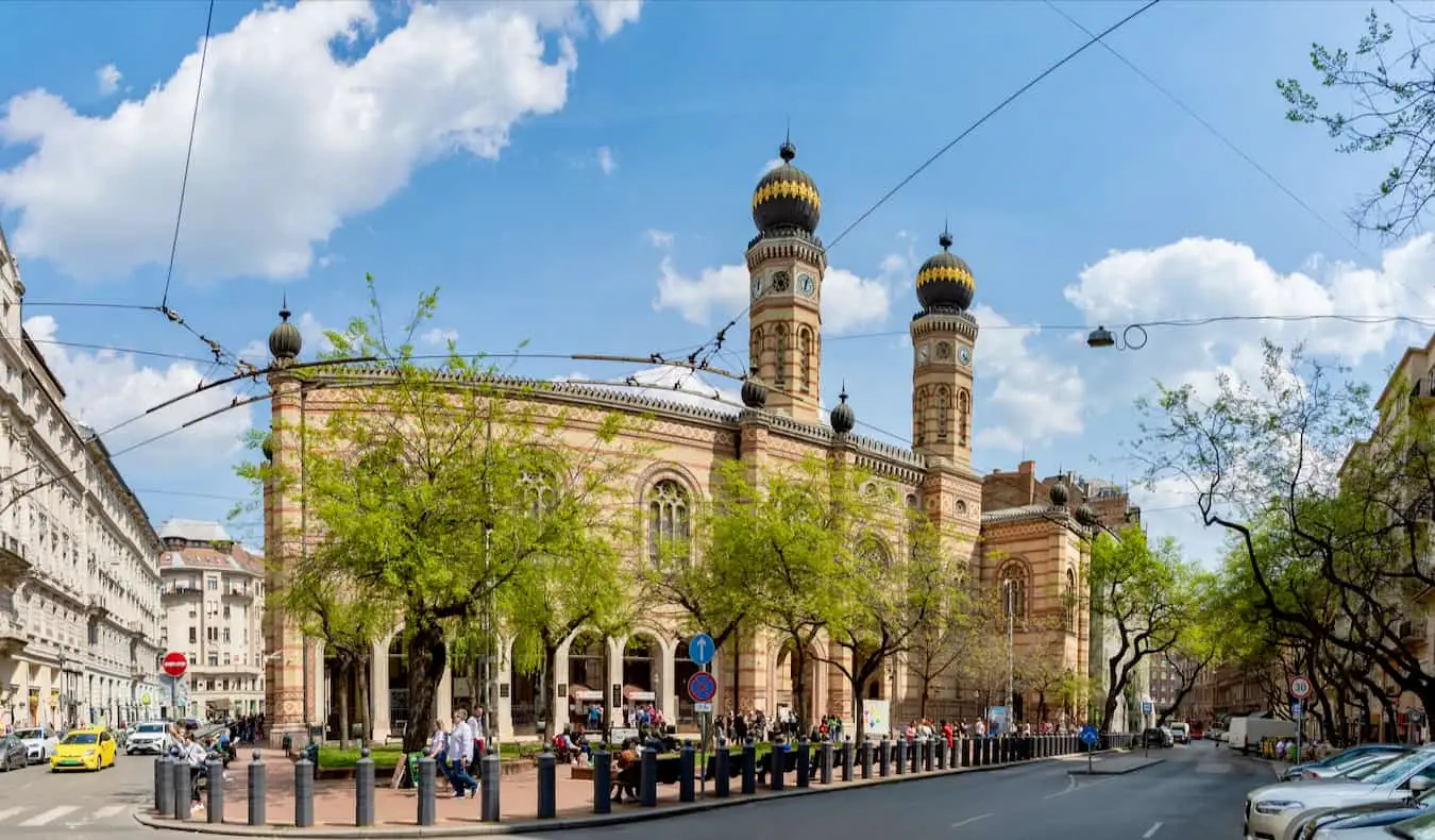 Sinagoga besar di pusat kota Budapest, Hongaria pada hari musim panas yang sibuk