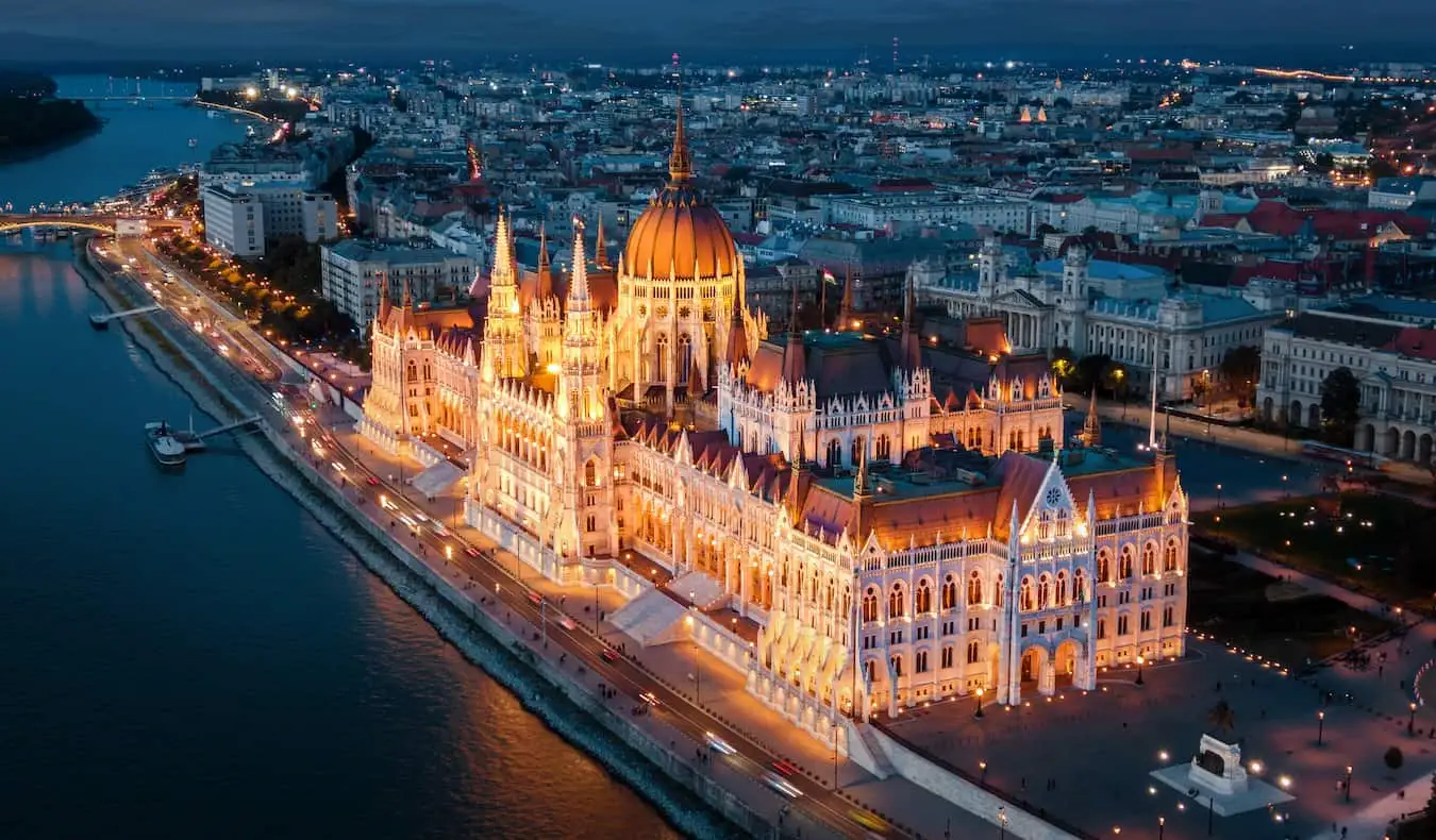 Массивное здание парламента в Будапеште, Венгрия, в сумерках.